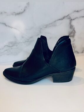 Steve Madden Austin Black Leather Cutout Ankle Booties Size 6.5